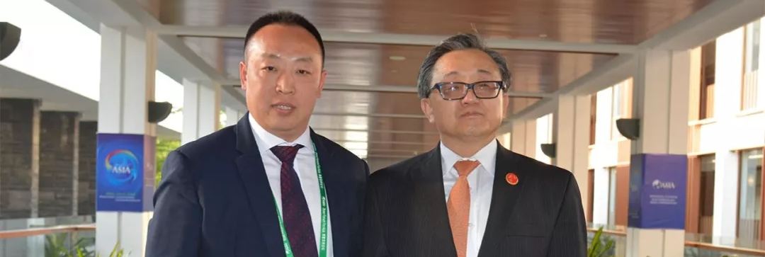 操操逼免费看片联合国副秘书长刘振民和赵章栓会长在博鳌亚洲论坛亲切交"